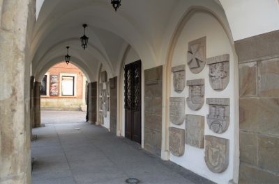 Przęsła neogotyckiego podcienia ze sklepieniem krzyżowo-żebrowym. Fot. Ludmiła Łapka Biuro Architekta Miasta